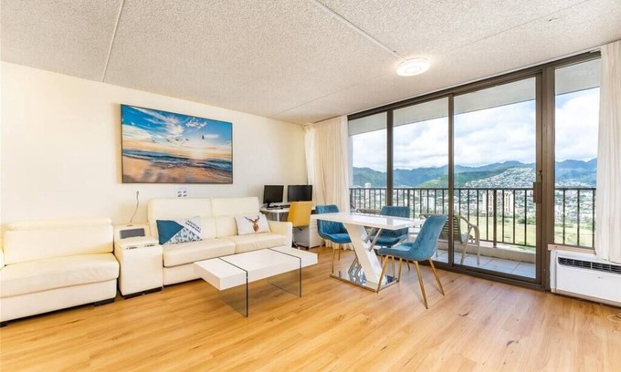 Waikiki Condo | High Floor 1 BD Condo - Steps away from the beach!