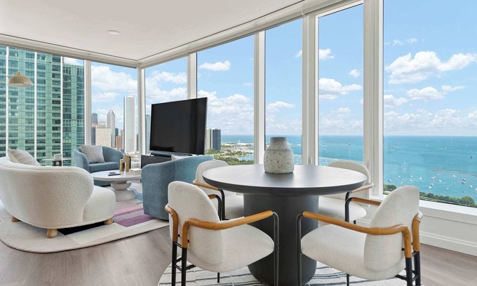 The Loop Apartment | High-Floor 2BRs with City & Lake Views