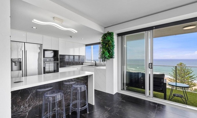 Burleigh Heads Apartment | High Floor Ocean Front Apartment On Burleigh Beach