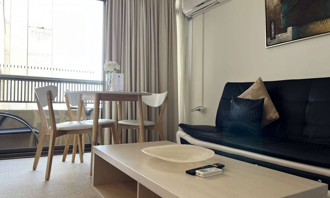 Darlinghurst Apartment | High Floor Sydney City Studio with Balcony