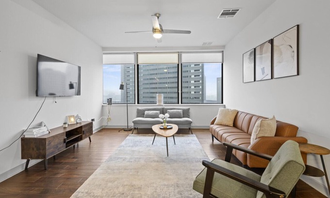 Downtown Dallas Apartment | High-Rise 30th Flr Modern Apt, DT Dallas