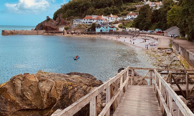 Babbacombe Apartment | High Seas, Stylish Penthouse Apartment, Mins From Babbacombe Downs with Parking