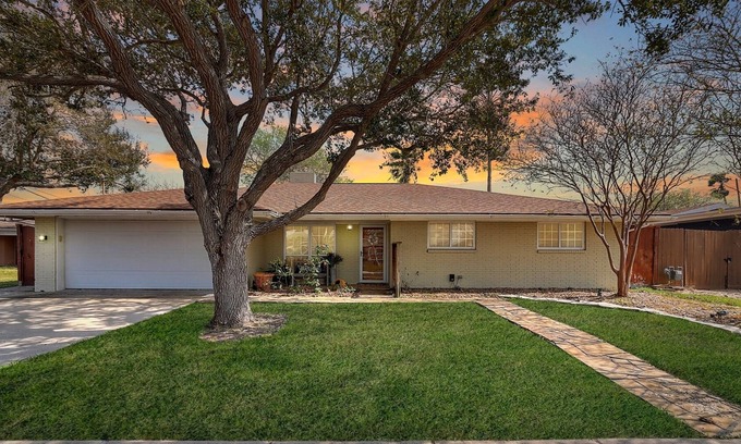 Flour Bluff House | High Tide Hacienda | Private Pool | Canal Vacation Home