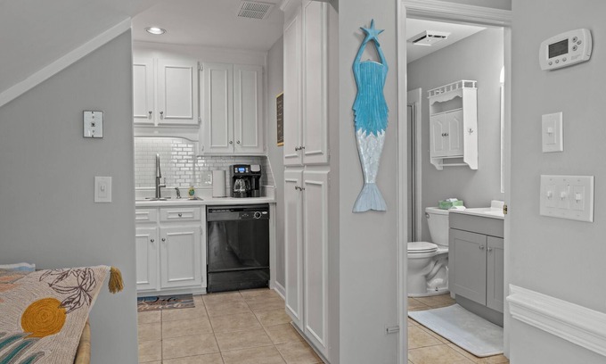Summer Breeze House | High Tide Haven: 5-min Walk to Beach!