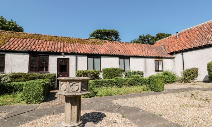 Flamborough House | HIGHCLIFFE COTTAGE, pet friendly, with a garden in Flamborough