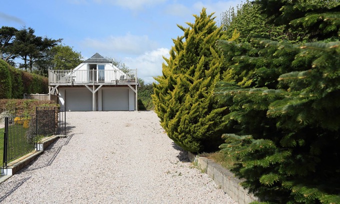 Totnes Cottage | HIGHER GITCOMBE LODGE, romantic, with hot tub in Dartmouth