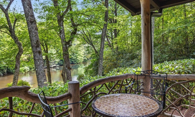 Highlands Cabin | Highlands cabin on scenic pond, 6 min drive to downtown and pet friendly!