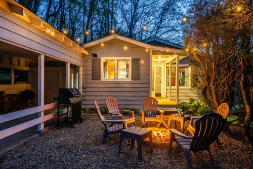 Highlands Hills House | Highlands Cabin with Views 5 Min to Downtown