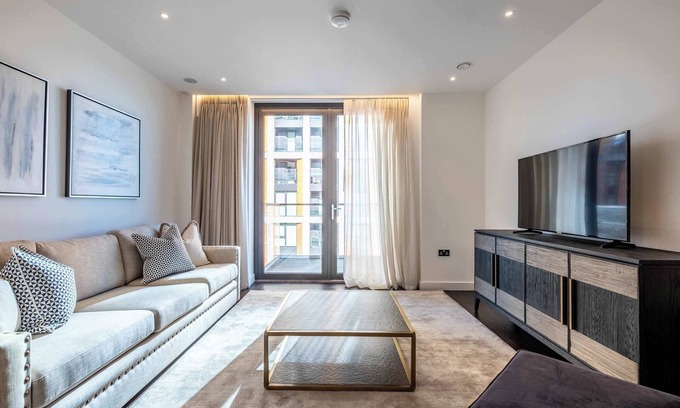 Nine Elms Apartment | Highrise Luxury 3 bedroom flat with Balcony