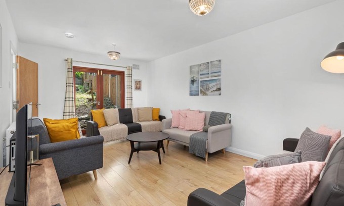 Brighton House | Highway Haven with Free Parking By My Getaways