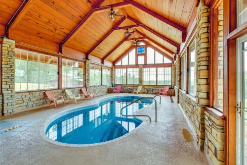 Fairfield Bay Apartment | Hike and Fish Studio with Pool Access in Shirley!