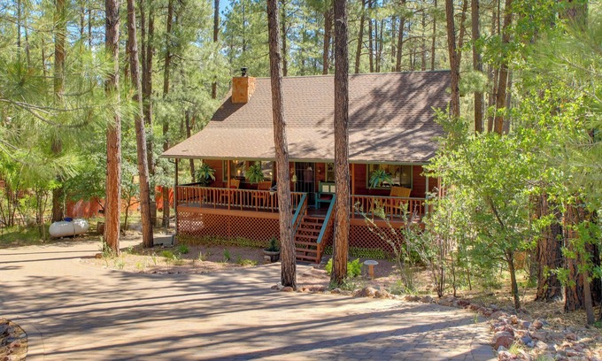 Pine House | Hiker’s Haven: Pine Getaway w/Wraparound Deck!