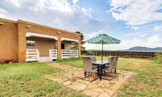 Edgewood House | Hiking Nearby! Mountain-View Home Outside ABQ