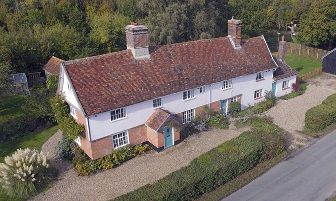 Halesworth Apartment | Hill Farm House is a half-timbered farmhouse with quirky features