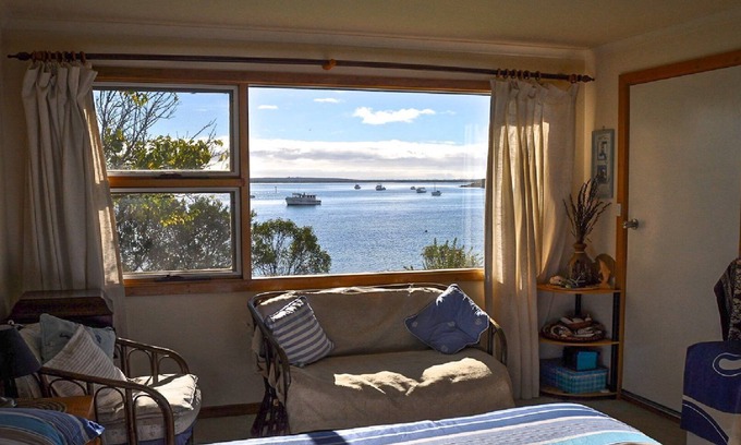 Lake Wangary House | Hill's Shack is an original Coffin Bay 3 bedroom stone cottage set right on the Oyster Walk, just metres from the water's edge.