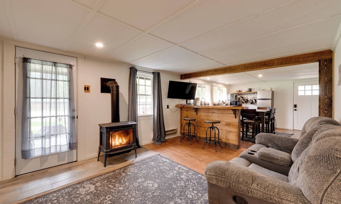 Hillsgrove Cottage | Hillsgrove Cabin w/Private Hot Tub!