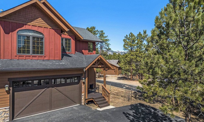 Estes Park House | Hillside Hideaway- Family friendly centrally located with AC, Hot Tub, Game Room
