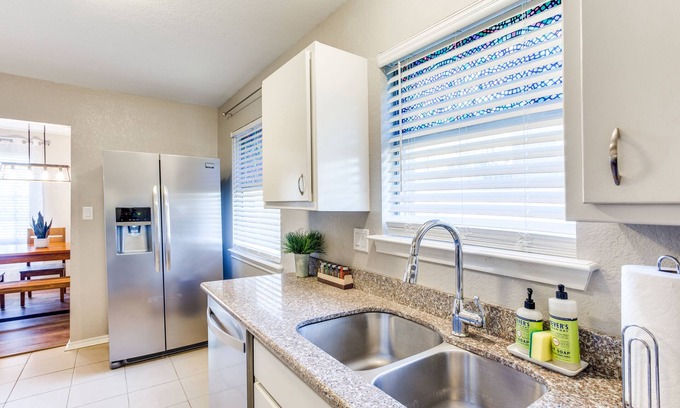 Fort Worth Condo | Hillside Hideaway + Prime Location + 2B2B