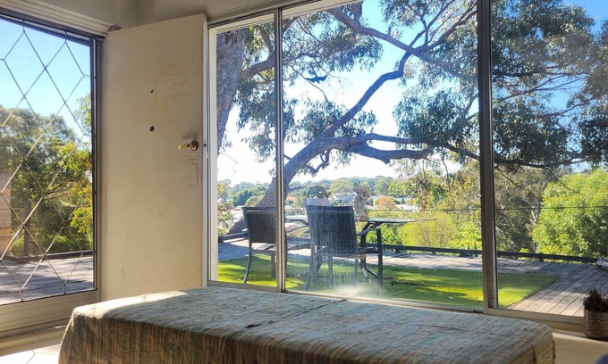 Wembley Downs Cabin | Hillside home with distant view, few minutes to Perth famous beach, pet friendly