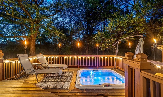 Eva Mor Heights House | Hillside Hot Tub Hideaway! King Bed/Fire Pit