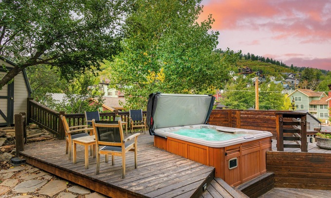 Deer Valley House | Hillside Overlook by AvantStay | Hot Tub, Views, BBQ | In the Heart of Old Town