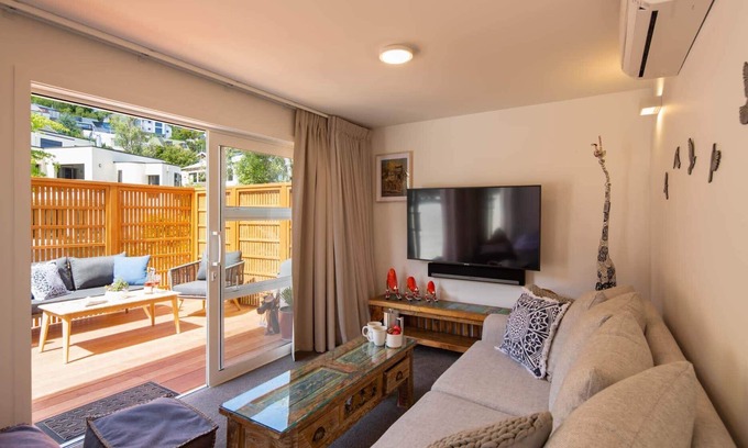 Queenstown City Centre Apartment | Hillside Villa 1 – Modern 2BR Walk to Town & A/C