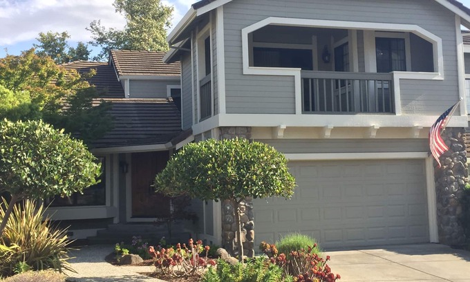 Livermore House | Hilltop 2Bd Townhome w/views