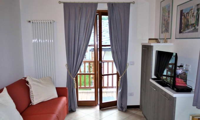 Chenoz Apartment | Hilltop apartment in Pré-Saint-Didier with balcony