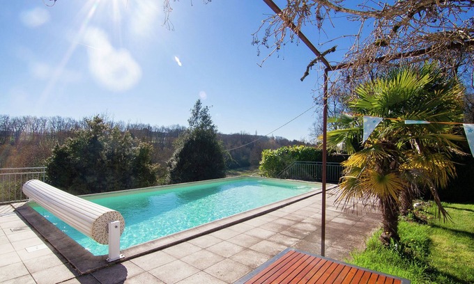 Sigoules Villa | Hilltop Mansion with Pool