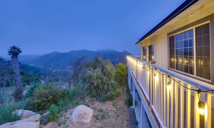 San Marcos House | Hilltop Unique 3-bed House w/ Deck & 360° Views, jacuzzi, pool table in 12 acres