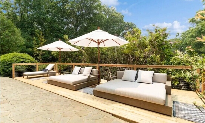 East Hampton House | Hilltop Villa with Stunning Sunsets