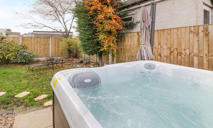 Conwy Cottage | HILLTOPS, pet friendly, with hot tub in Deganwy