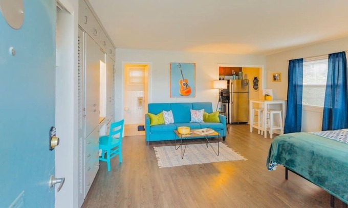 Melrose Condo | Hillview Studio - Seasonal Pool
