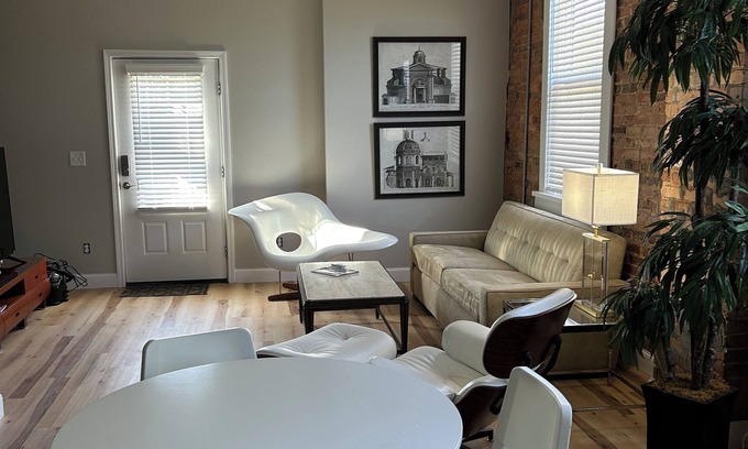 Tennille Apartment | Hip 1-bedroom corporate apt located in Historic Downtown Tennille, GA with AC