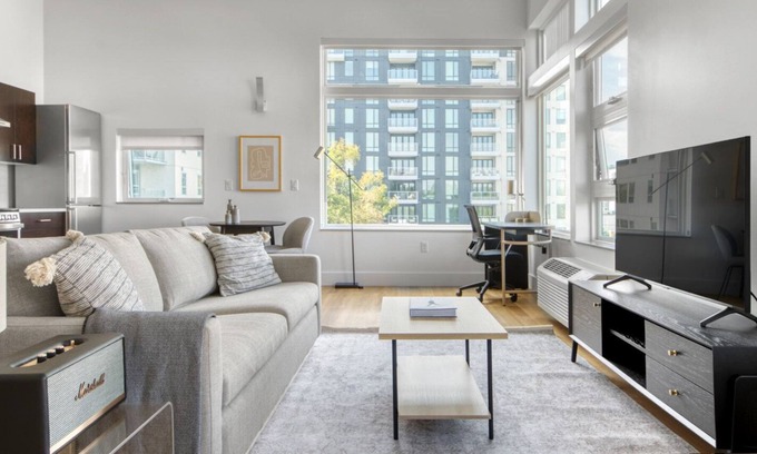 Cherry Creek Apartment | Hip Cherry Creek Studio w/ Lounge & W/D near 2nd Ave shops, by Blueground