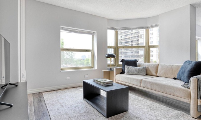 Rush and Division Apartment | Hip Gold Coast Studio w/Deck, Gym & Lounge, 1 block to L, by Blueground