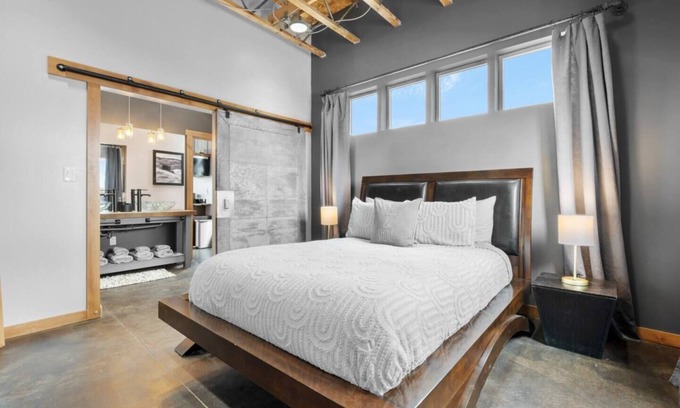 Butte House | Hip Loft with Garage Parking