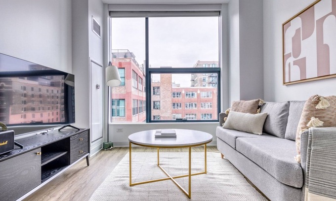 West Loop Apartment | Hip West Loop Studio w/Gym & Pool in heart of Greektown, by Blueground