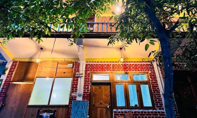 Banjar Apartment | Hipostel Tirthan - King Room with Mountain View