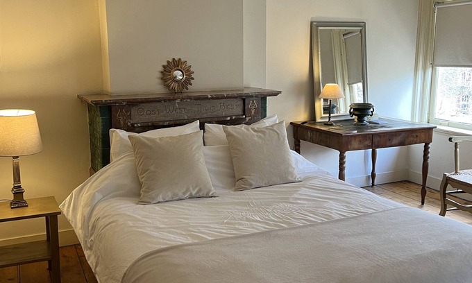 Delft Apartment | Historic 16th century canal house in Delft city center