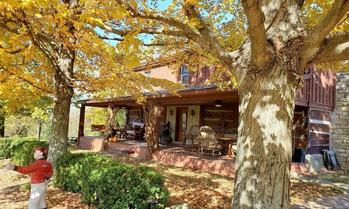 Fisherville Cabin | Historic 1847 Log Home with modern comfort. Near Louisville & Bourbon Trail