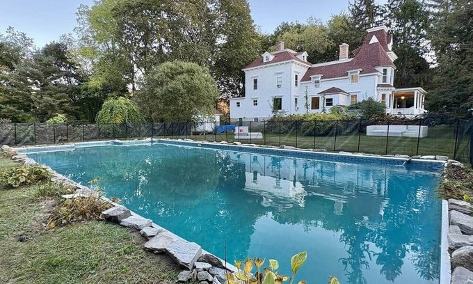 Cheshire House | Historic 1850s 6BR-3BA Private Retreat in Cheshire