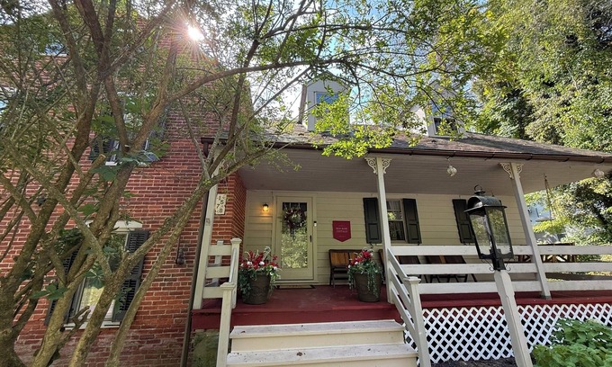Bausman House | Historic 3 Bedroom 1875 Farmhouse 1 Mile from Lancaster City, Sleeps 8