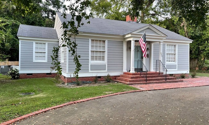 Montgomery House | Historic 3-bedroom Cloverdale Home next to Playhouse