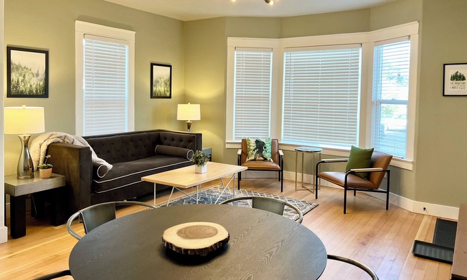 Eatonville House | Historic 3-bedroomTownhouse in Downtown Eatonville!