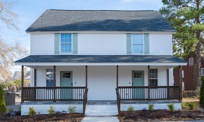 Columbia House | Historic 4 BDRM Duplex + Sleeps 10 + Fire pit + 3 mins to Downtown Columbia