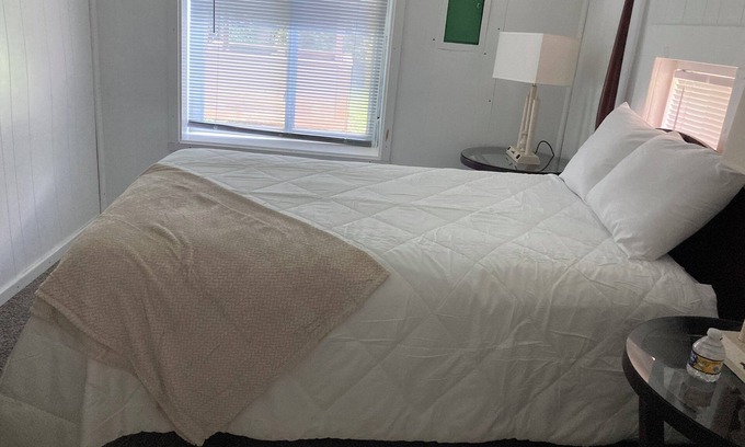 Glen Carbon House | Historic 4-bedroom house in Glen Carbon with AC