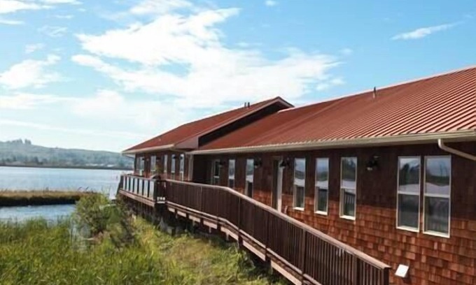 Astoria Bed & Breakfast | Historic Astoria Waterfront Views & Vintage Vibes