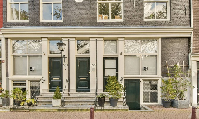 Grachtengordel-West Apartment | Historic canal-side apartment in Central Amsterdam