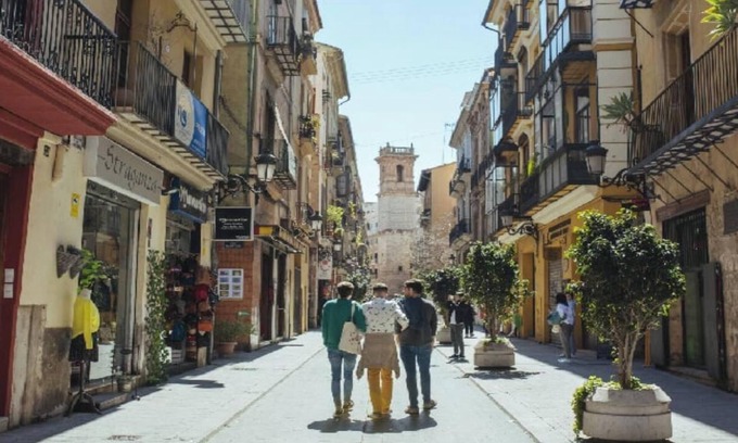 El Raval Apartment | Historic Charm Meets Modern Comfort